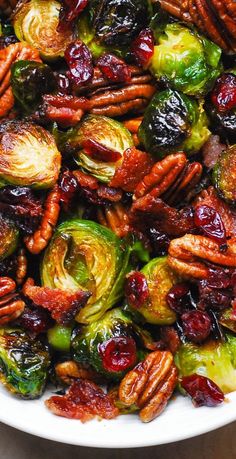 Roasted Brussels sprouts with Bacon, Pecans, and Cranberries - close-up photo. Meatless Dinners, Veggie Side Dish Recipes, Brussels Sprouts With Bacon, Christmas Side Dishes, Pasta Vegetariana, Fest Mad, Roasted Vegetable Recipes