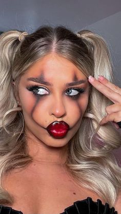 Halloween Makeup For Blondes, Halloween Idea Make Up, Black Clown Halloween Costume, Scelotin Makeup Tutorial, Halloween Vampire Makeup Easy, Clown Costume Hair, Halloween Quick Costumes, Cute Makeup For Halloween, Easy Makeup Ideas Halloween