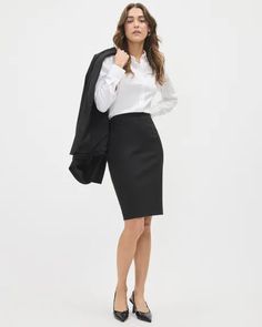 Affinez votre garde-robe professionnelle avec le Tailleur Indispensable (MD). Idéale pour un style soigné au bureau, cette jupe fourreau uni est conçue dans un tissu extensible si confortable que vous voudrez la porter tous les jours. Coupe - Coupe fourreau - Taille haute - Longueur du corps au dos de 24 '' (taille 8) Caractéristiques - Maille haute densité extensible : contient 44 % de polyester recyclé* - Doublure extensible - Fermeture à glissière invisible au dos - Fente au dos * Ce vêtement Fashion Mistakes Woman, Dress With Fishnets, 10 Winter Outfits, Black Skirt Outfits, Street Style Fall Outfits, Business Skirt, Chic Scarves, Pencil Silhouette, Little Black Dresses