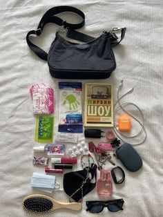 Pinterest Everyday Bag Essentials, What's In My Purse, You Are My Moon, Pinterest Trends, Backpack Essentials, School Bag Essentials, Inside My Bag, Purse Essentials, Using Pinterest