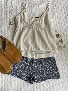 Pj Aesthetic, Brandy Outfit, Platform Uggs, Shorts White, Simple Trendy Outfits