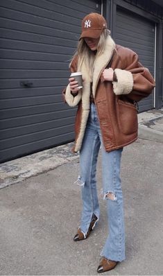 Denim Sherpa Jacket Outfit Women, Winter Coats Women 2024, Cold Holiday Outfits, Game Day Outfit Cold Weather, Cold Weather Cowgirl Outfits, Coastal Cowgirl Fall Outfits, Tan Sherpa Jacket Outfit, Farm Outfit Women Fall, Barn Jacket Outfits 2024