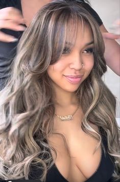 Hair Dye Color For Curly Hair, Baddie Haircolor Ideas, Hair Color For Wavy Hair Natural Curls, Hispanic Highlights Hair, Hair Color For Brown Skin Latina Short, Chunky Highlights 2023, Mulatto Hair Color, New Hair Colors 2024, Dark Hair With Platinum Highlights