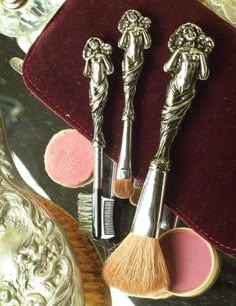 Victorian Makeup, Vanity Sets, Vintage Cosmetics, Vintage Makeup, It Cosmetics Brushes, 판타지 아트, Vintage Vanity, New Classic, Makeup Brush Set