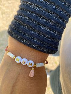 ★ Bracelet avec lien ajustable ★ Perles lettres acryliques ★ Perles de nacre ★ Pompon rose poudré Possibilité de personnaliser votre bracelet avec le mot / prénom / initiales que vous souhaitez. Il est nécessaire de préciser en commentaire lors de votre commande si le bracelet est destiné à un poignet adulte ou un poignet enfant. Les lettres peuvent être dorées ou noires. N’existez pas à me contacter pour toutes personnalisations particulière de votre bijoux. D’autres coloris de cordons et de po Macrame Diy, Red