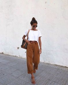 33 Spring Outfits for 2024 - Boss Babe Chronicles Simple Casual Outfits, Model Pose, Casual Outfit Inspiration, Street Style Trends, Fashion Mode, Casual Summer Outfits