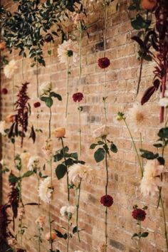 Mariage nature chic - fleurs pour décorer les murs Wedding Flower Wall Backdrop Fall, Rustic Boho Wedding Outdoor, Flowers On Brick Wall, Dried Flower Wall Backdrop Wedding, Floating Flower Wall Wedding, Wedding Brick Wall Decor, Wedding Backdrop Brick Wall, Wedding Photo Backdrop Brick Wall, Brick Wall Floral Backdrop