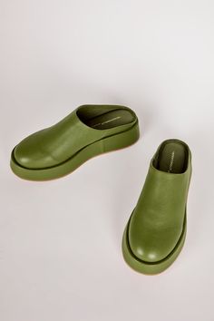 OLIVE Intentionally Blank, Mode Shoes, Platform Mules, Mode Inspiration, Shoe Game, Shoe Sale, Cute Shoes, Mule, Me Too Shoes