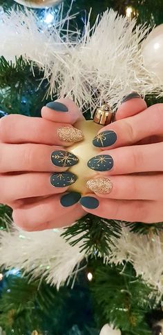 Christmas Nails So Stunning, They’ll Leave You Breathless! Get ready to be inspired by these jaw-dropping Christmas Nails! From elegant Christmas Gel Nails to playful Cute Christmas Nails, there’s something for everyone. Looking for quick and chic? Try Christmas Nails Easy or get creative with Christmas Nails Acrylic for a more dramatic look. ✨ Need some Nagel Inspo? This collection includes everything from Xmas Nails and Winter Nails Acrylic to Nail Art Noel and gorgeous Christmas Tree Nails... Christmas Nails Greens, Christmas Nails With Nail Polish, Christmas/newyears Nails, Gold Dip Nail Designs, Christmas Green And Gold Nails, Stylish Christmas Nails, Holiday Nails With Gold, Green Gold Nails Christmas, Christmas Nail Designs Green And Gold