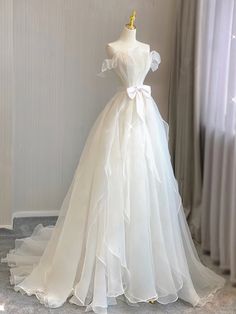 Ivory White Wedding Dress, Whiye Dress, White Gown Aesthetic, Pretty White Dresses Princesses, Pure White Dress, White Silk Gown, Prom Dress White, Dress White Elegant, White Prom