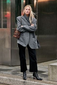 Fall Boot Trend, Fall Boots Outfit, New York Street Style, New York Fashion Week Street Style, Nyc Street, Blazer Jeans, Copenhagen Fashion Week, Trending Boots, Spring Street Style