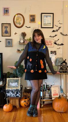 Holiday Vest Outfit, Vintage Thanksgiving Outfit, Cute Holiday Outfits, Aurora Style, Oregon Fall, Fitted Fashion, Halloween Vest, Art Teacher Outfits, Holiday Vest