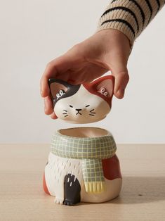 Adorable chubby and cold-sensitive cats will bring good mood and be a great addition to your home. Characterized by a super "cute" design thanks to their full cheeks, angry look and small paws, these containers hide a little surprise. By lifting the lid, you will find a small fish bone at the bottom of the jar! Not to mention the care and research dedicated to the patterns of their large and soft scarves. Each cat is a unique piece and has been numbered, which is why only one cat per variant is Slip Ceramics Patterns, Witchy Ceramics, Ceramic Boxes With Lid, Clay Containers, Cat Ceramics, Full Cheeks, Cat Pot, Gifts For Cats, Ceramic Containers