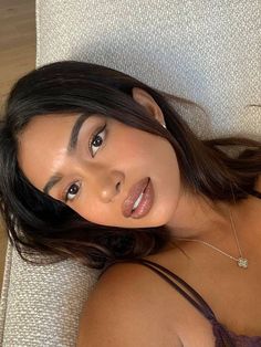 Clean make up for a clean girl. Soft eye look with a short winged liner, hydrated skin and light brown lipgloss! Trendy make up for 2024. No Make Up Make Up Look, Mekap Mata, Brown Girls Makeup, Subtle Makeup, Nude Makeup, Photo Makeup, Pink Makeup