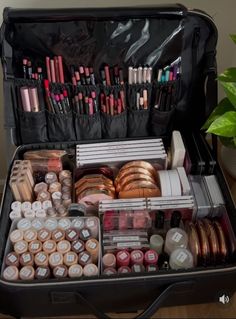 Makeup Artist Room, Mua Aesthetic, Makeup Artist Aesthetic, Makeup Kit Organization, Makeup Artist Career, Makeup Artist Kit Essentials, Makeup Artist Bag, Makeup Studio Decor