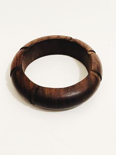 Vintage Dunkelbraun Holz Armreif Retro Minimal Breite 1990er Jahre Holz Armband Retro geschnitzte Armreifen Unisex Schmuck Zubehör Kada, geschnitzter Holz Armreif Maße: 12" Länge rund 3" Öffnung 1 1/4" breit Zustand: Guter Vintage Zustand Bitte stellen Sie alle Fragen vor dem Kauf dieses Artikels. Internationaler Versand möglich. Alle Artikel werden mit Sorgfalt versendet. Wooden Bangle, The Bangles, Wooden Bracelet, Unisex Jewelry, Wood Jewellery, Brown Wood, Bangle Bracelet, Dark Brown, Bangle Bracelets