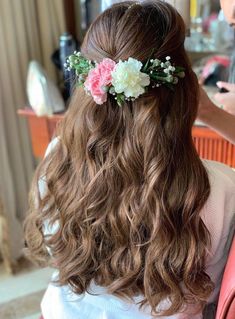 "16 Beautiful Makeup Looks to Match Your Easy Party Hairstyle" Real Flower Brooch For Hair, Engagement Hair, Sleek Braid, Open Hair, Hair Color Caramel, Open Flower