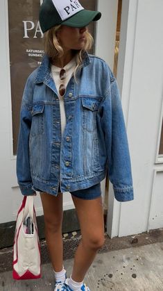 Cute And Casual Birthday Outfits, Jean Jacket And Biker Shorts Outfit, Cute Outfits For Colorado Winter Style, Classy Jean Jacket Outfits, Fall Thrift Outfits Trendy, Jean Jacket Oversized Outfits, Jean Jacket Womens Outfit, Fall Outfits With Denim Jacket, Fall Outfits Denim Jacket