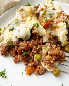 This slow sooker shepherd\'s pie is a comforting recipe that\'s satisfying yet healthy! Using a homemade mashed cauliflower topping, this version is low-carb and Whole30 compatible. The best part is you can tailor this to fit your dietary needs. Free up your oven and make this flavorful shepherd\'s or cottage pie in your slow cooker. Keto Shepards Pie, Slow Cooker Keto Recipes, 2024 Meals, Mashed Cauliflower Recipe, Gf Meals, Dessert Pasta, Winter Meals, Healthier Meals, Potato Toppings