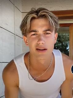 Guys Middle Part Hair, Short Middle Part Hair Men, Men Blonde Highlights, Levi Hair, Young Men Haircuts, Haircut Design, Teen Boy Haircut