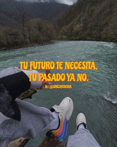 two people sitting on a log in front of a body of water with the words tu futuro te necesita tu pasao ya no