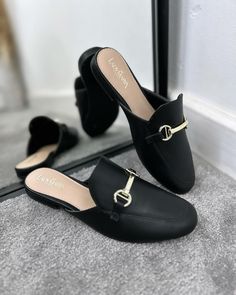 Adicione um toque de estilo e conforto ao seu dia a dia com elegantes mules pretos de bico redondo! 🖤 Perfeitos para qualquer ocasião, desde o trabalho até um encontro casual, esse calçado combinam sofisticação e praticidade. Feitos com materiais de alta qualidade e design moderno, nossos mules são o complemento perfeito para o seu guarda-roupa. Garanta já o seu par e dê um upgrade no seu estilo com um toque básico de elegância e conforto! R$129,00 no prazo até 6x sem juros ou av com 7%o... March 25, E Design