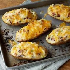 Twice-Baked Potatoes (Pioneer Woman) @keyingredient #cheddar #bacon #cheese Best Potatoes For Baking, Baked Potato Recipes, Pioneer Woman Recipes, Twice Baked, Twice Baked Potatoes, Ree Drummond, Baked Potatoes, Potatoes Recipe, Spaghetti Squash