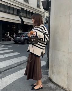 Brown Skirt Outfit, Skirt Outfits Fall, Midi Skirt Outfit, Skandinavian Fashion, Stylish Skirts, Brown Skirts, Fall Inspo, Ootd Inspo