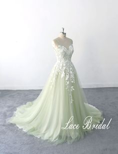 Wedding Dress Sage Green, Sage Green Wedding Dress, Light Wedding Dress, Green Wedding Dress, Forest Wedding Dress, Light Wedding Dresses, Dress Sage Green, Wedding Dresses Spaghetti Strap, Wedding Dress Romantic