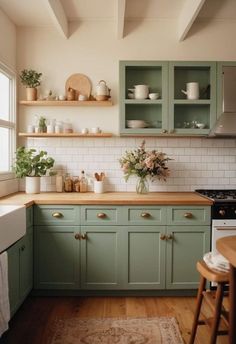 Cottage Kitchen Renovation, Small Cottage Kitchen, Green Cabinets, Cottage Kitchen, Green Kitchen, Home Design Decor, Kitchen Remodel Idea, Kitchen Sets