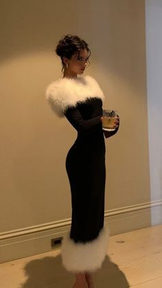 lbd with fur trim. click to shop inspo <3. #affiliated, #outfitideas, #aspenstytle, #aspenoutfitideas, #styleinspo, #aesthetic Stile Kendall Jenner, Fest Outfits, Mode Zara, Kendall Jenner Outfits, Looks Street Style, Kendall Jenner Style, Glam Dresses, Elegant Outfit