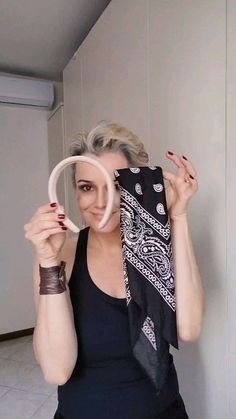 Sara Berens | Moda e Imagem (@saraberenspaiva) • Instagram photos and videos Scarf Hairstyles Short, Bandana Hairstyles Short, Hiking Pics, Headbands For Short Hair, Hiking Fits, Hiking Hairstyles, Backpack Hiking, Hair Wrap Scarf, Backpacking Hiking