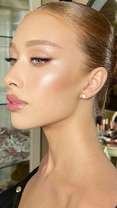 Gala Makeup Looks, Natural No Makeup Makeup, Jawline Goals, Coral Drawing, Eyeshadow Singles, Ball Makeup, Prom Eye Makeup, Buy Makeup