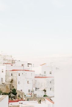 the city is full of white buildings with red roofs and rooftops on top of them