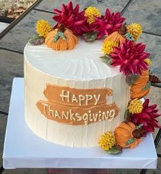 Friendsgiving Cake, Thanksgiving Cake Ideas, Cake For Thanksgiving, Thanksgiving Cakes Decorating, Friendsgiving Ideas, Thanksgiving Cake, Turkey Cake, Thanksgiving Cupcakes, Thanksgiving History