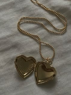 Locket Tattoos, Necklace Tattoo, Necklace Drawing, Iconic Jewelry, Gold Heart Locket, Heart Locket Necklace, Gold Locket, Gold Heart Necklace, Aesthetic Board