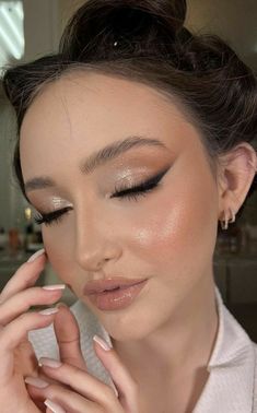 Strong Makeup Look, Light Contrast Makeup, Golden Dress Makeup Look, Wet Eye Look, Makiyaje Make Up, Make Up Ideas For Graduation, Make Up Prom Night, Night Out Makeup Brown Eyes, Bridesmaid Makeup For Hazel Eyes