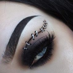 Casual Halloween Makeup, Spooky Eye Makeup, Halloween Eyeliner Looks, Halloween Eye Makeup Looks, Spooky Makeup Looks, Halloween Make Up Looks, Halloween Eyeliner, Halloween Eyeshadow, Fantasy Make-up