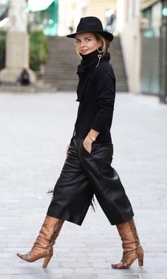 Spring 2023 Fashion Trends Street Style, Street Chic Winter, Stile Casual Chic, What Was I Thinking, Paris Fashion Week Street Style, Fashion Fail, Fashion Aesthetics, Look Older