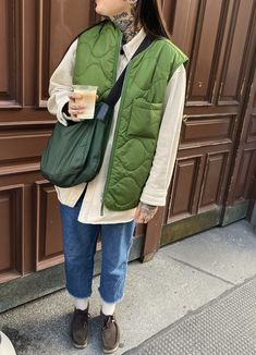 Quilted Vest Street Style, Puffy Vest Outfits For Women Fall, Bodywarmer Outfit Women, Womens Wallabees Outfit, Knitwear Vest Outfit, Bodywarmer Outfit, Garconne Style Outfit, Green Gilet Outfit, Quilt Vest Outfit