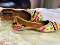 'FLORAL FLORET' is an extraordinary jutti intricately hand embroidered by our finest artisans. Grey base with embroidery work. Like its name, it's elegant, timeless and graceful! PERFECT FOR ANY OCCASION AND ANY OUTFIT!! *Ethnic Shoes/Women Flats/Handmade Indian Designer Women Shoes or Slippers/Royal shoes/traditional style Women/Wedding Shoes/Bridal Shoes *White Wedding Shoes, White Bridal Footwear, White Shoes for Wedding, Ethnic Indian Shoes, Juttis/ Mojaris / Khussa/ Jooties SPECIFICATIONS: Festive Flats For Navratri, Bohemian Embroidered Closed Toe Flats, Festive Meenakari Round Toe Flats, Navratri Festive Closed Toe Flats, Festive Gota Work Flats, Festive Meenakari Flats, Navratri Zari Work Flats, Embroidered Flats For Diwali Festive Occasion, Traditional Multicolor Flats For Festive Occasions