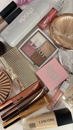 2025 Vision Board Makeup, Makeup Essentials Aesthetic, It Girl Makeup Products, It Girl Wishlist, Makeup Vision Board, It Girl Makeup, Makeup Bag Aesthetic, Y2k Tiktok, Outfits Asian