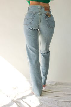 "*FREE DOMESTIC SHIPPING Awesome vintage 80s pair of womens Levis made in the USA light washed high waist 501 jeans. These beautiful jeans are unworn with original \"Instant Old\" tags still attached. Timeless soft denim with an incredible flattering fit. We encourage you to please refer to measurements below and compare to your favorite fit at home. <> Designer: Levis <> Made in USA <> Size: Waist measures modern size 28. Please refer to measurements for actual sizing. (model Levi 501 Jeans Women, Levis Women Jeans, Womens Levis, Boho Denim, 501 Jeans, Levi Jeans 501, Levis Denim, High Waisted Jeans, Levis 501