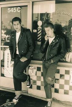 1950s Greasers: Styles, Trends, History & Pictures Stile Pin Up, Greaser Style, Greaser Hair, 50s Aesthetic, Rockabilly Mode, Young Mens Fashion, Vintage Halloween Costume, Rockabilly Hair, Afrikaanse Mode