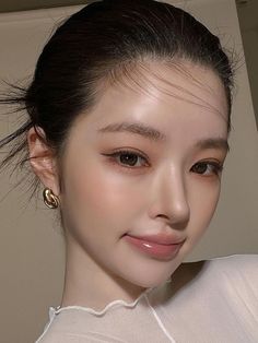 Mute Autumn Makeup Korean, Easy Asian Makeup, Soft Autumn Makeup Looks, Natural Elegant Makeup, Soft Elegant Makeup, Makeup For Autumn, Korean Inspired Makeup, Soft Makeup Look Natural, Kdrama Makeup