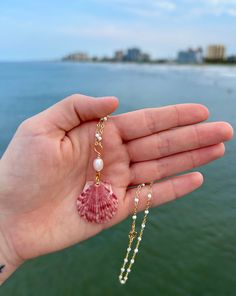 Cute calico shell necklace, pearl connector, one of a kind, handmade, white and gold beaded chain, 16 inches!  Each necklace has a unique calico shell that is small-medium sized with a white and gold chain that is 16 inches. I find all of my shells at Micklers Landing, Fort Clinch State Park, and Jacksonville Beach :)  Calico shells vary per order. If you have a specific request for the shell, please message me.  At checkout you can choose the 'Gift wrapping' option, which is a customizable gift box option. Please include what you would like on your gift box in the comment at checkout. Thank you for supporting my small business ! Merry Christmas! White Shell Jewelry Gift, Pearl White Shell-shaped Pearl Chain Jewelry, Handmade Pearl Shell Necklace Suitable As Gift, Handmade Pearl Shell Necklace For Gift, Pearl Drop Shell, Gift Pearl Drop Shell Made Of Mother Of Pearl, Mother Of Pearl Shell With Pearl Drop As Gift, Handmade Shell-shaped Pearl Necklace Gift, Pearl Shell Necklace Gift