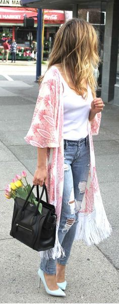 Red and white patterned kimono with fringed edges + ripped jeans + white heels and vest top Boho Mode, Fashion District, Bohol, I'm Afraid, Street Style Inspiration, Hippie Outfits, Mode Inspiration