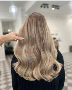 Beige Toned Blonde Hair, Lived In Cool Blonde Balayage, Soft Sandy Blonde Hair, Neutral Toned Blonde Hair, Buttery Beige Blonde Hair, Vanilla Balayage, Natural Blonde With Highlights, Darker Blonde