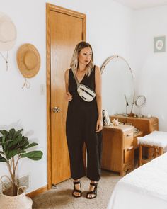 Patagonia Hip Pack Outfit, Brown Teva Sandals Outfit, Madrid Spain Summer Outfits, Teva Outfits Women, Styling Teva Sandals, Black Teva Outfit, Black Tevas Outfit, Portland Outfits Summer, Black Teva Sandals Outfit