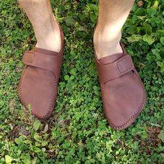 Runners Moccasins With Velcro Leather Moccasins Pattern, Moccasin Ankle Boots, Medieval Boots, Boots Diy, Handmade Moccasins, Barefoot Boots, Make Shoes, Leather Kits, Shoes Pattern